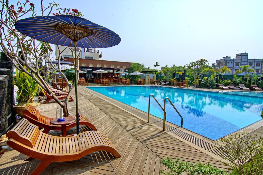 Triumph Hotel Мандалай Экстерьер фото